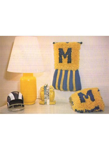 vintage knitting patterns download Day17Vintage H1007 Shag Varsity Pillow and Wall Hanging
